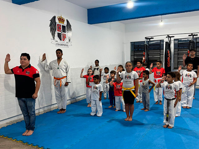 Hexagono entrega 25 mil reais para projetos educacao em acao e formando craques em itabirito 2