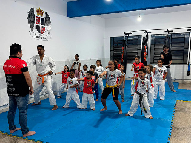 Hexagono entrega 25 mil reais para projetos educacao em acao e formando craques em itabirito 3